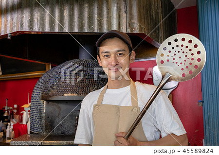 ピザ屋さんで働く男性 45589824