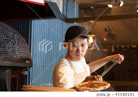 ピザ屋さんで働く男性 45590191