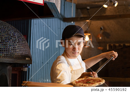 ピザ屋さんで働く男性 ピザ屋さんで働く男性 45590192