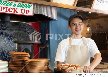 ピザ屋さんで働く男性 ピザ屋さんで働く男性 45590400