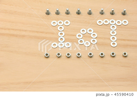 ワッシャーで木の板の上に書かれた「IoT」の文字。 ワッシャーで木の板の上に書かれた「IoT」の文字。 45590410