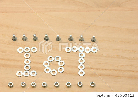 ワッシャーで木の板の上に書かれた「IoT」の文字。 ワッシャーで木の板の上に書かれた「IoT」の文字。 45590413