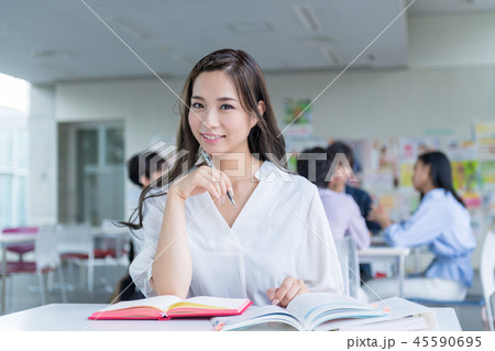 若い女性、大学生、専門学生 若い女性、大学生、専門学生 45590695