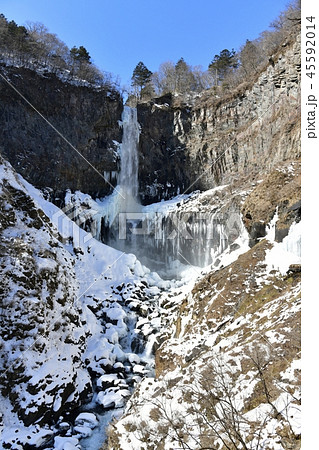 氷結する華厳の滝の写真素材