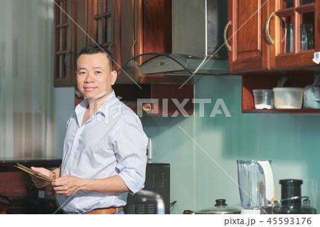 Man reading a meal recipe on tablet pc Man reading a meal recipe on tablet pc 45593176