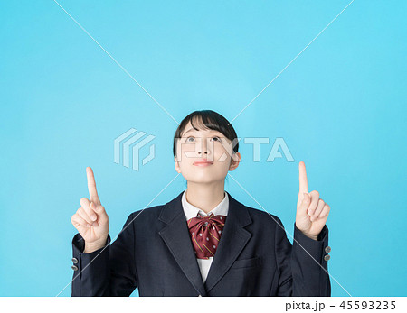 指さす女子高生 45593235