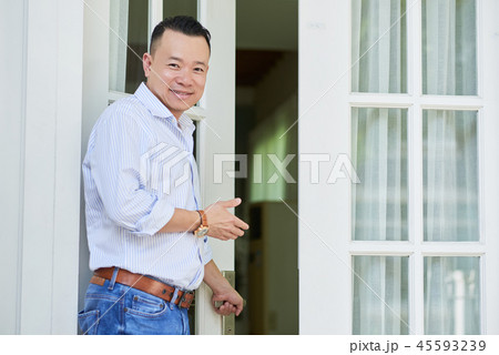 Agent welcoming in new house Agent welcoming in new house 45593239