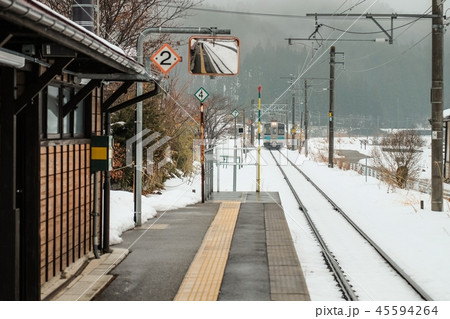 雪国の風景 （ピント奥・手前ボケ） 45594264