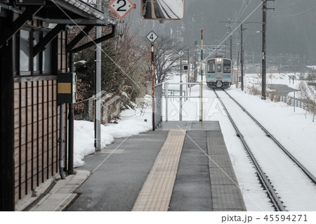 雪国の風景 （ピント奥・手前ボケ） 45594271