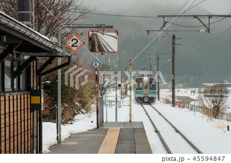 雪国の風景 （ピント奥・手前ボケ） 45594847