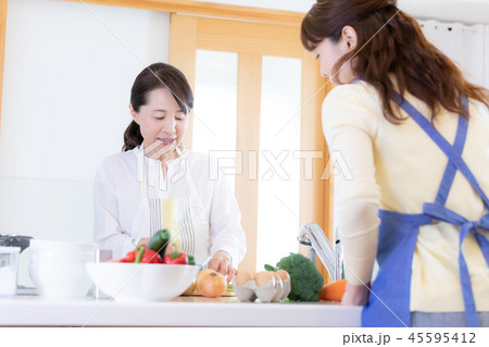 ライフスタイル　親子　キッチン 45595412