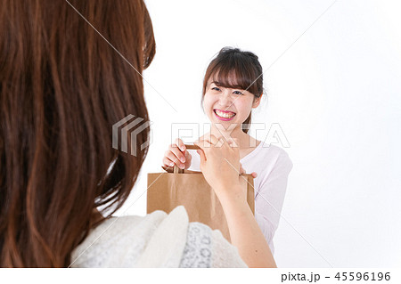 クレジットカードで支払う女性 45596196