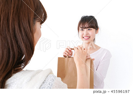 クレジットカードで支払う女性 45596197