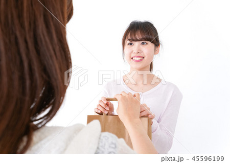 クレジットカードで支払う女性 45596199