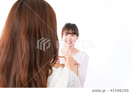 クレジットカードで支払う女性 45596200
