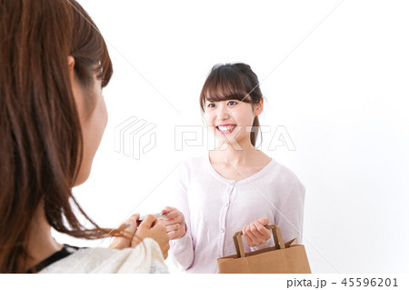 クレジットカードで支払う女性 45596201