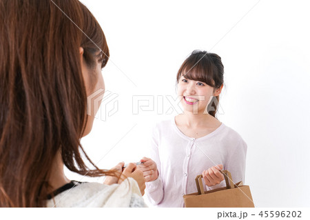 クレジットカードで支払う女性 45596202
