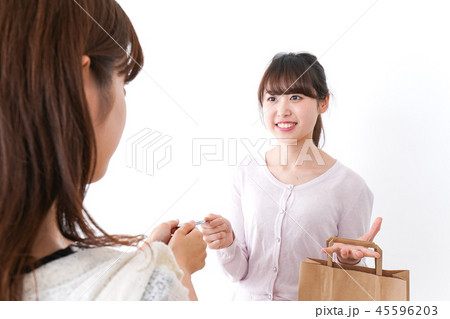 クレジットカードで支払う女性 45596203