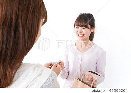 クレジットカードで支払う女性 45596204