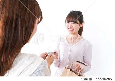 クレジットカードで支払う女性 45596205