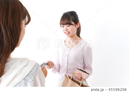 クレジットカードで支払う女性 45596206