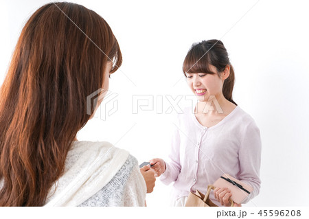 クレジットカードで支払う女性 45596208