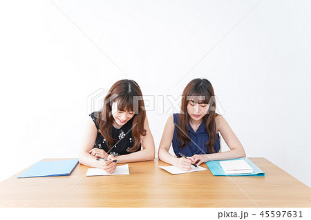 勉強する2人の女性 45597631