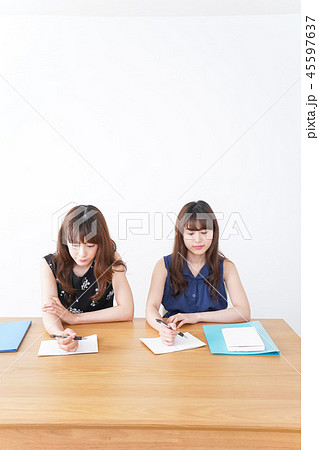 勉強する2人の女性 45597637