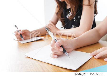 勉強する2人の女性 勉強する2人の女性 45597638