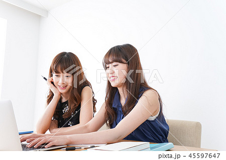 勉強する2人の女性 45597647