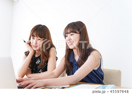 勉強する2人の女性 45597648