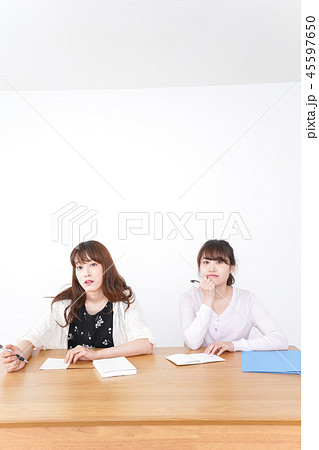 勉強する2人の女性 45597650