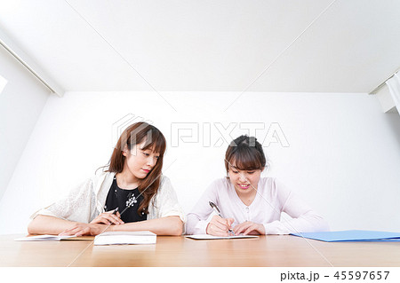 勉強する2人の女性 45597657