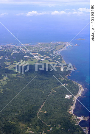 青森県下北郡風間浦村上空から大間崎方向を空撮 45598490