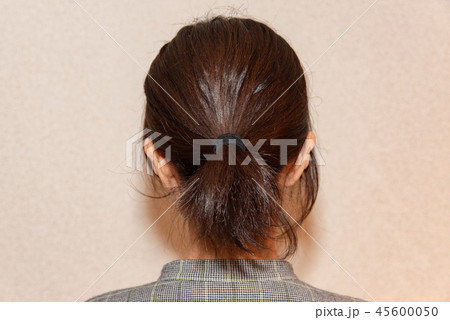 女性の後ろ姿 45600050