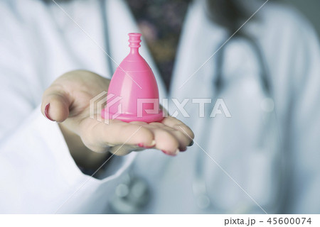doctor woman showing a pink menstrual cup 45600074