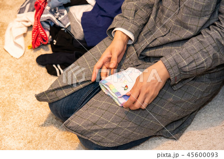 家事・洗濯物を畳む 家事・洗濯物を畳む 45600093