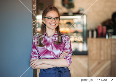 Beautiful waitress standing in cafe. waiting for customer 45600112