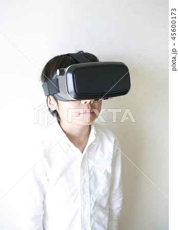 VRゴーグルをつけた男の子 VRゴーグルをつけた男の子 45600173