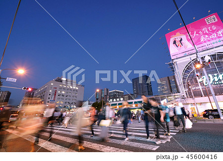 日本の東京都市景観　品川駅（高輪口）やオフィスビル群など、街並みを望む 45600416