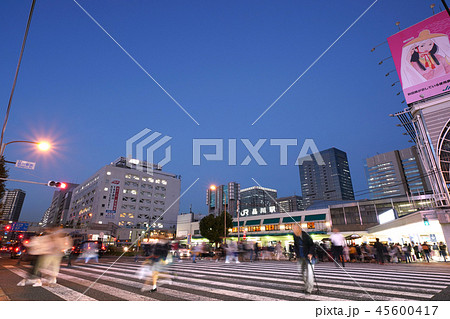 日本の東京都市景観　品川駅（高輪口）やオフィスビル群など、街並みを望む 45600417