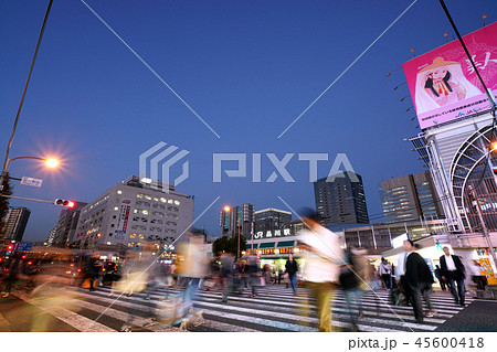 日本の東京都市景観　品川駅（高輪口）やオフィスビル群など、街並みを望む 45600418