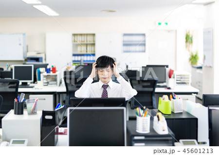 人手不足 繁忙期 忙しい オフィス ビジネス 45601213