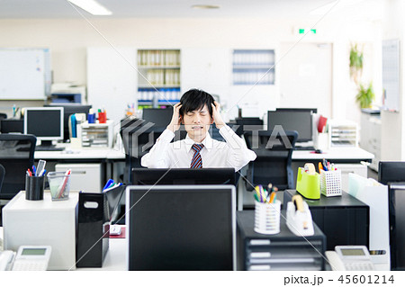 人手不足 繁忙期 忙しい オフィス ビジネス 45601214