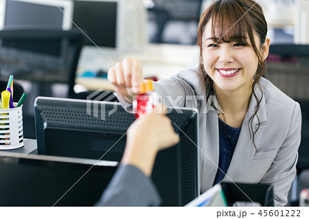 おやつ お菓子 OL 勤務中 仕事中 おやつ お菓子 OL 勤務中 仕事中 45601222