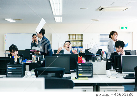 繁忙期 忙しい 人手不足 オフィス ビジネス 繁忙期 忙しい 人手不足 オフィス ビジネス 45601230
