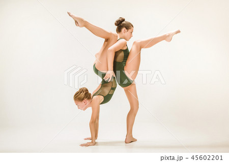 The two modern ballet dancers 45602201
