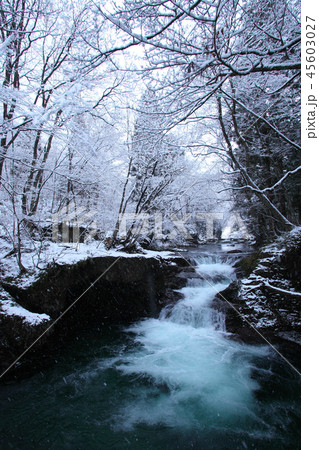 初冬の渓谷　初雪の渓谷 45603027
