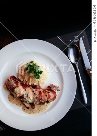 Roasted chicken breast white creamy sauce 45603354