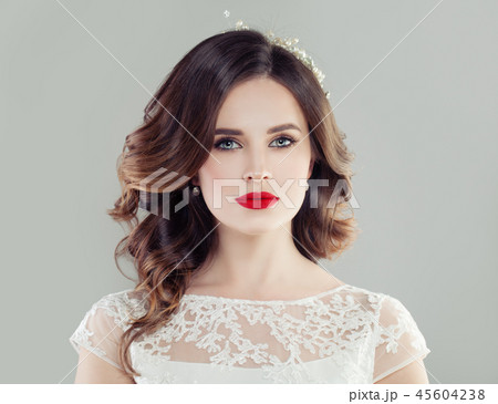 Glamorous woman bride with classic makeup Glamorous woman bride with classic makeup 45604238